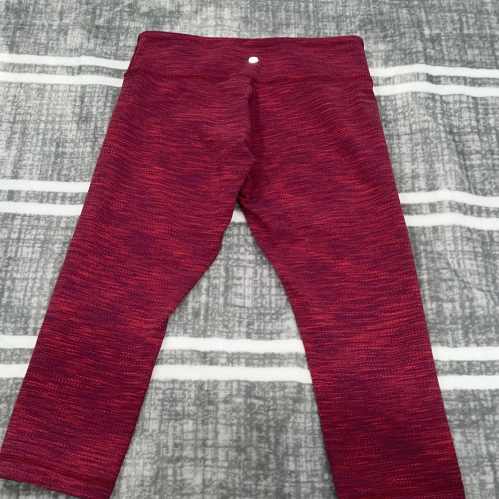 lululemon athletica Cropped Leggings with Wide Waistband and Form-Fitting Design
